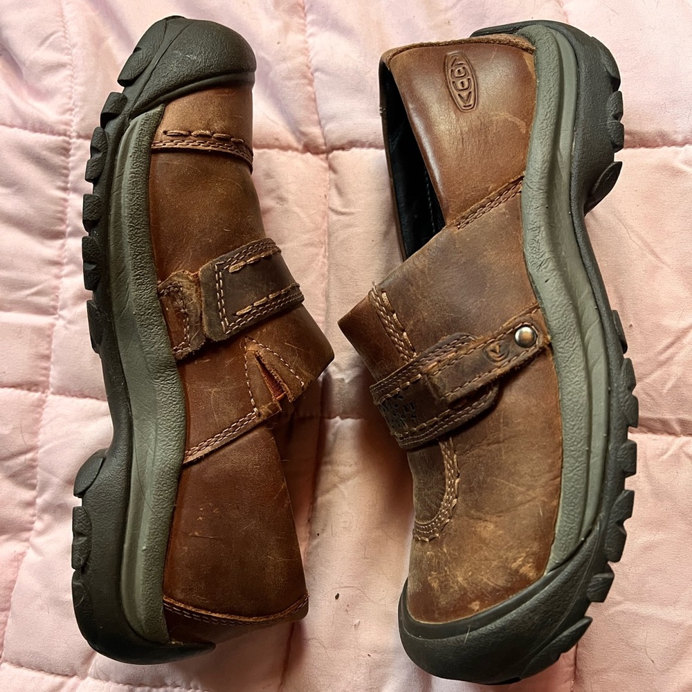 Keen brown leather clogs - women size 7